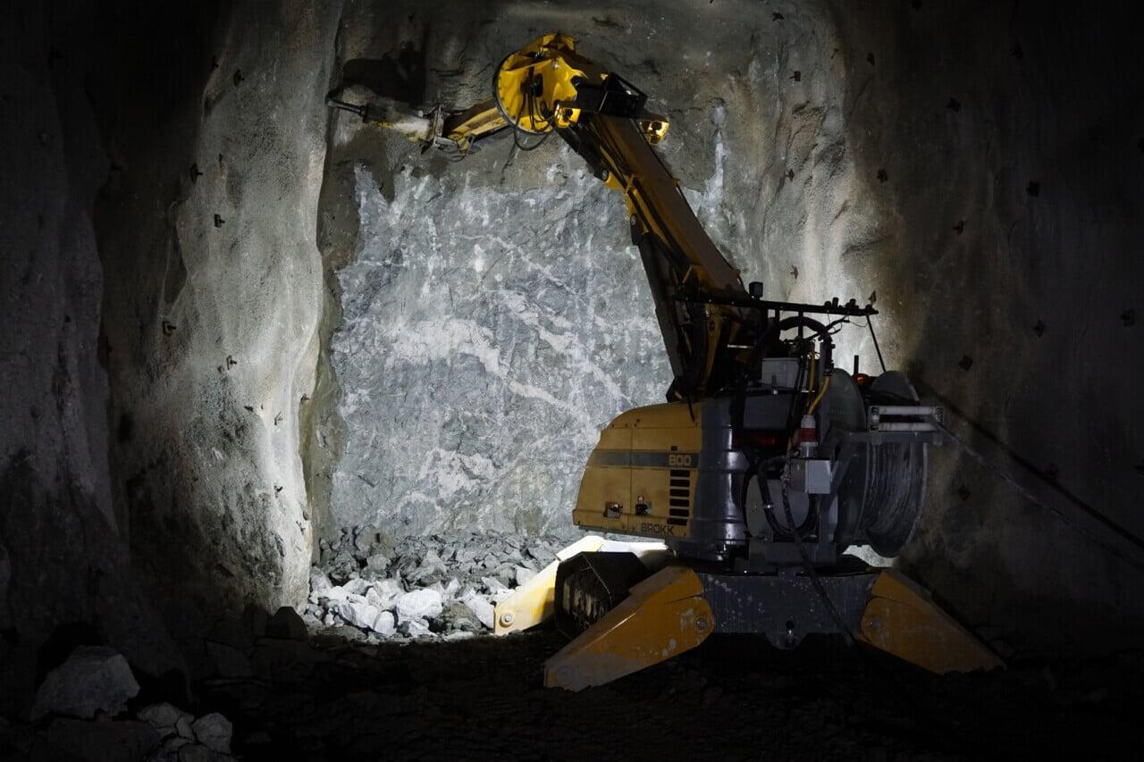 Robot Brokk realizando demolición subterránea